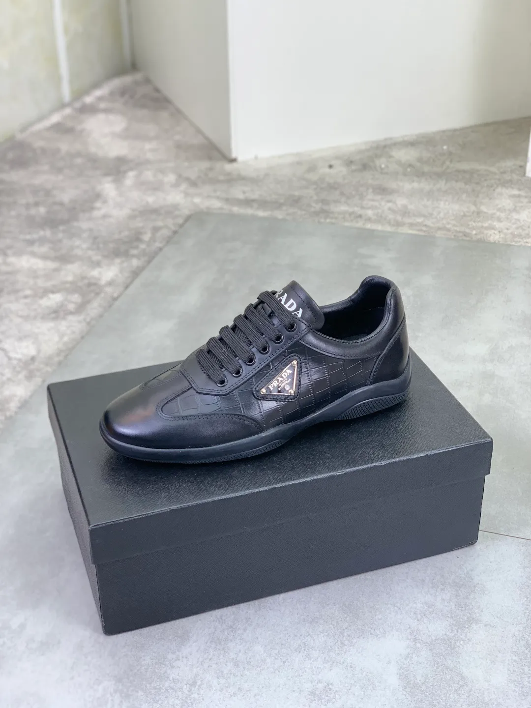 Men's Men's Shoes P400💰[New Style] The latest classic model of high-quality PRADA breathable and comfortable men's shoes has been launched on the official website, 1:1 replica, synchronized in Hong Kong, and on the same catwalk; all made of calfskin with breathable mesh fabric ➕Imported softness Comfortable sheepskin lining, 🍡🍡original rubber outsole, non-slip and wear-resistant; comfortable to wear, attractive style, fine workmanship, and simple and neat shoe last, showing a man's courage and toughness, 👍size 38 to 44; black White 🉑️Choose